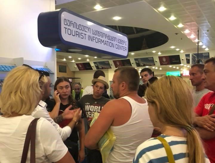 Как сообщил начальник управления консульского обеспечения МИД Украины Василий Кирилич, гендиректор авиакомпании «Браво» уверяет, что «найдет путь решения проблемы